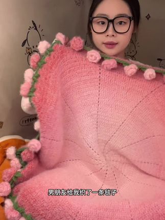 这可是他一针一线用时二十多个小时,亲手给我织的毯子呀#手工diy #渐变花束毯子
