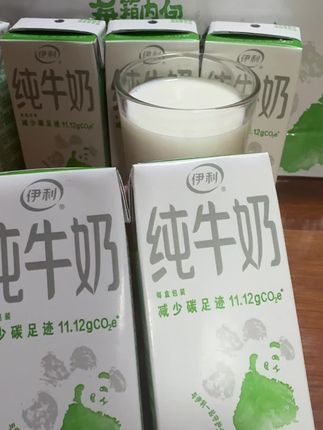 伊利纯牛奶,甄选牧场奶源,配料表只有生牛乳。口感浓郁丝滑,奶香纯正自然,每一滴都凝聚着大自然的精华,给你纯粹的美味享受。#牛奶 #纯牛奶 #喝牛奶 #好喝不贵 #超便宜超划算