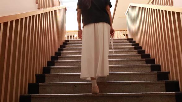 《戒了吧!拖延症》——第八届全国大学生网络文化节参赛作品 当“明天再做”成为惯性借口,当“等会儿就好”变成自我消耗的枷锁,大学生潇潇的生活正映照着无数人被拖延裹挟的日常。未完成的作业堆积成山,制定的计划永远停在纸页,本该鲜活的时光在一次次“不着急”中悄然流失。而身边的夏夏,却严于律己,在同一时光维度里收获了学业的突破与实践的成长。两种生活状态的鲜明对比,无声叩问着“拖延”背后的自我逃避。
大广赛的组队邀约,意外成为潇潇打破困局的契机。起初,她仍习惯性陷入“先等等”的犹豫,却在夏夏的带动与“不拖团队后腿”的责任感中,逐渐直面自己的惰性:为赶进度第一次主动早起拍摄视频素材,为避免失误反复核对每一个细节,曾经需要他人催促的她,慢慢学会了主动规划、即刻行动。备赛路上的每一次协作、每一次克服拖延的挣扎,不仅是为了赢得奖项,更是潇潇与自我惰性的一场博弈——她终于明白,拖延消耗的从来不是时间,而是机遇。最终,她们获得的省级一等奖荣誉,是对两人协作的肯定,更是潇潇自我觉醒的勋章。
影片以潇潇的蜕变为主线,撕开当代人“用拖延逃避行动”的生存现状,不只是讲述一个关于自律的故事,更想探讨“即刻行动”背后的生命态度:我们总以为拖延的是事情,实则是对“开始”的恐惧;总期待“明天”能改变,却忽略了“此刻”才是改写人生的起点。正如影片最终所传递的——“戒掉拖延的从来不是明天,而是此刻”,这不仅是潇潇的成长答案,更是送给每一个被拖延困扰者的启示:唯有打破“等”的执念,才能真正掌控自己的人生。#全国大学生网络文化节 #网络文化节 #拖延