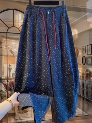 2025秋季新款高级感碎花弯刀裤 女士宽松显瘦百搭九分裤 2025秋季焕新,这款女士碎花弯刀裤以高级感为核心,重塑休闲裤装美学。精选柔滑透气面料,适配秋日元气穿搭;碎花图案摒弃俗艳,以低饱和色调与精致花型凸显质感,不挑肤色更显格调。 裤型采用宽松弯刀剪裁,九分长度恰好露踝,视觉拉长腿部线条,轻松藏住腰腹、大腿赘肉,显瘦效果肉眼可见。腰头弹力设计,适配多种身形,日常通勤搭简约针织衫、休闲出游配短款外套皆可,一裤解锁N种造型,是秋季衣橱不可或缺的百搭单品。#奔向户外穿搭要帅 #新中式穿搭成为中秋宠儿 #秋季不露腿穿搭 #小个子秋冬穿搭 #脱掉外套也好看的内搭 @抖加🔥上热门🔥dou+🔥热点宝