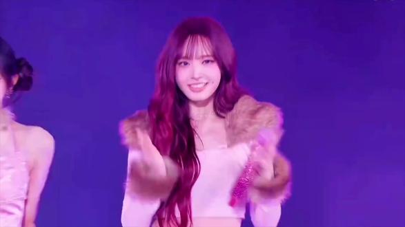 "小皮裙,大波浪"
#张圆英 #Ive #神级现场 #小皮裙大波浪 #安宥真