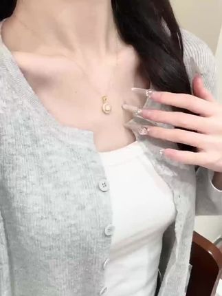 优雅C位!珠光环扣项链,重塑你的高级感 #饰品分享 #穿搭ootd #时尚单品推荐 #珍珠项链 #百搭不挑人