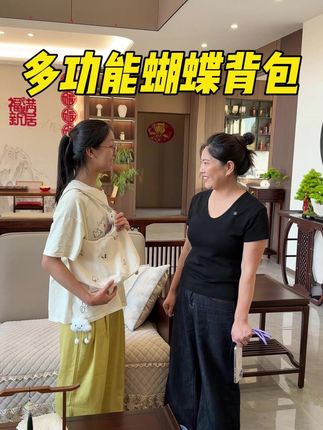 姐妹们这个包包有很多种背法呢,像这样对拉就秒变双肩包,可调节的肩带,调整之后就是斜挎包,还能当手提包。#好物推荐  #超便宜超划算  #包包  #包包推荐  #保姆  @谢宝悦🍃