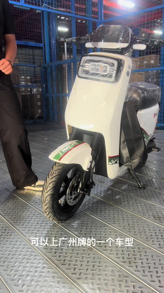 深远A8运动版
2024款参数配置
电机:27H高效动力电机
轮胎:前后90-90/10真空轮胎
控制器:12T控制器
制动方式:前220盘后180碟刹
仪表:高清液晶仪表
减震:前27管液压减震,后液压阻尼震
其他:LED透镜大灯+LED醒目后尾灯,USB充电接口多功能防水组合开关,定速巡航P档,倒车
A8豪华升级款1799
参数配置
电机:九州35H电机
轮胎:前后前后3.00-10真空胎
控制器:高标12管控制器
制动方式:前后联动碟刹前180对峙缸,后180联动刹
仪表:高清液晶仪表
减震:前27管液压减震、实芯方向柱,后液压阻尼减震
其他:LED透镜大灯+LED醒目后尾灯,USB充电接口,多功能防水组合开关,倒车#源头实力厂家 #新国标电动车 #总有一款适合你