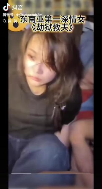 于法,她万劫不复,
于爱,他灿若星辰。
—郭凤霞