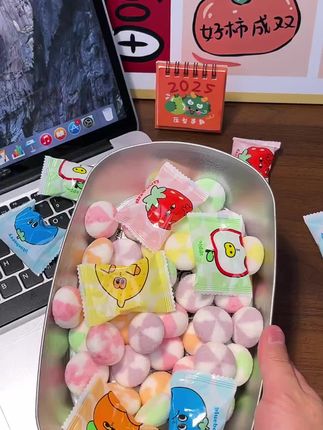 酸不拉叽棉花糖~~苹果/香橙/草莓/蓝 莓/柠檬!外面裹着厚厚的酸砂酸到咪咪眼! 里面是甜甜的果口味棉花糖!软软 糯糯! 这真就比那种齁甜的棉花糖好吃 多了! #糖果 #零食 棉花糖 #大人小孩都爱吃 #超便宜超划算
