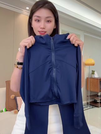 给女儿淘到,这套早秋的休闲运动套装,真的太洋气,连帽的开衫外套,搭配喇叭裤显高显瘦妥妥的时髦精一枚 #早秋新款 #女童套装 #女童秋款套装 #女童运动休闲套装 #高品质童装