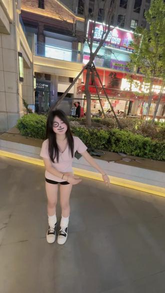 老子萌萌的!#地板舞 #萌妹子#魔性扫地摇我先跳了