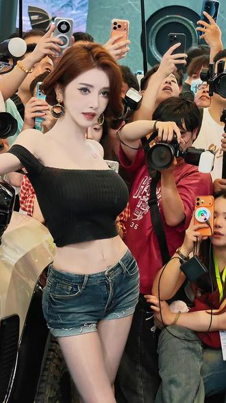 深圳九洲车展小喵大宝 深圳九洲改装性能车展女生更大胆直接@小喵大宝 #一起野个好身材 #车展车模 #辣妹穿搭 #腰精已上线 #够不够野