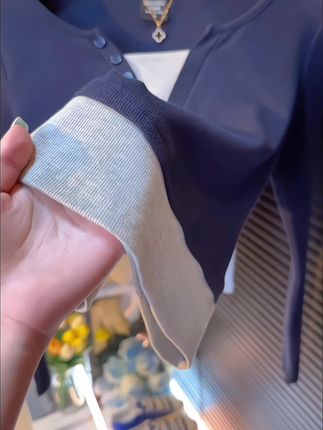 8904#撞色假两件长袖T恤女秋冬新款设计感小众V领短款上衣打底衫#百搭上衣 #打底衫 #秋冬穿搭 #气质穿搭
