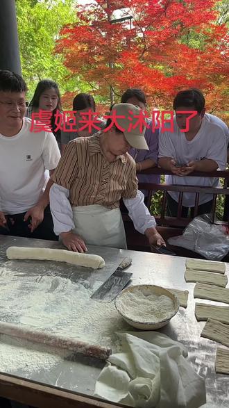 第一次离明星这么近,这不同于别的明星哦,因为虞姬的故里是我们大沭阳颜集,所以李依晓饰演的虞姬那么完美!就是我们沭阳人民心中的虞姬回家啦,看!沭阳人民的淳朴热情现场!