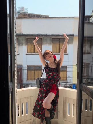 超适合粗去玩的小裙子哦~#碎花裙 #度假穿搭 #出游穿搭 #viapitti
