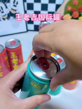 #王老吉#张凌赫 #王老吉国际罐#王老吉WALOVI 秋天的快乐水#天冷吃火锅绝配 这个新款真的超级爱,绝绝子