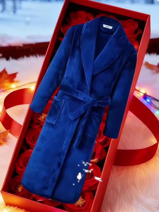 秋冬必备!温暖秘密武器 寒风瑟瑟,只想窝在家里?这款秋冬睡袍,就是你温暖的小堡垒。  珊瑚绒材质,细腻柔软,贴身穿超舒服,每一寸都像被云朵轻抚。加绒加厚的设计,是冬日里的熊熊暖炉,轻松抵御寒意。中长款的版型,完美包裹全身,从脖颈暖到脚踝,安全感拉满。  大码设计超贴心,不管什么身材都能自在舒展,没有束缚感。酒店浴袍同款品质,穿上它,在家也能享受星级待遇。慵懒地窝在沙发追剧,或是清晨起床迎接第一缕阳光,它都是你的最佳伴侣,让秋冬的每一刻都暖意融融。 #舒适度高的睡衣推荐 #在家也要美美哒 #睡衣控 #一套睡衣走天下 #睡衣女 @抖加🔥上热门🔥dou+🔥热点宝