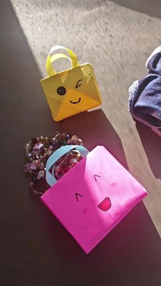 谁懂啊!女儿用彩纸折的小纸包,天天揣兜里炫耀 家有女宝的姐妹快看!
用一张彩纸就能折出超可爱的小纸包,
不用剪刀不用胶水,3分钟就能搞定✅
既能装发卡、小糖果,还能当娃的角色扮演道具,
折完娃直接揣兜里当宝贝,走到哪带到哪~
快和娃一起动手,解锁这份低成本的快乐吧!#手工 #手工制作 #幼儿园手工 #亲子手工 #折纸