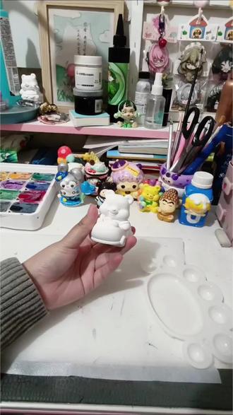 今天来涂石膏娃娃,一只开汽车的黄油小熊#手作 #石膏娃娃#黄油小熊#摆件装饰品 #上热搜 #绘画涂鸦