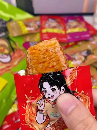 零食对我下手了,这也太好吃了吧,好吃根本停不下来,谁懂这一口的好吃程度#零食分享 #零食推荐 #解馋