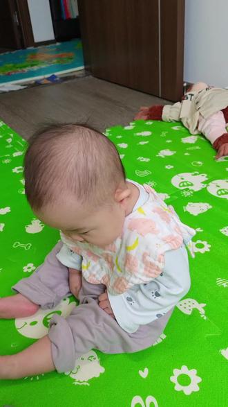 9个月快乐小宝贝,今天也是另一个小姐姐的生日,虽然她不在了,但也要祝她生日快乐!#宝宝成长观察记 #探索新事物的宝宝 #宝宝养成记 #圆头宝宝