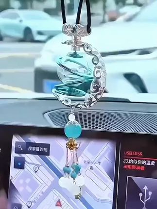 太阳能旋转汽车后视镜挂件车载香水车载香薰汽车饰品创意挂件车挂#车载香薰 #车载香薰高档持久留香 #太阳能车载旋转香水 #太阳能旋转小车载香水 #高级汽车香薰