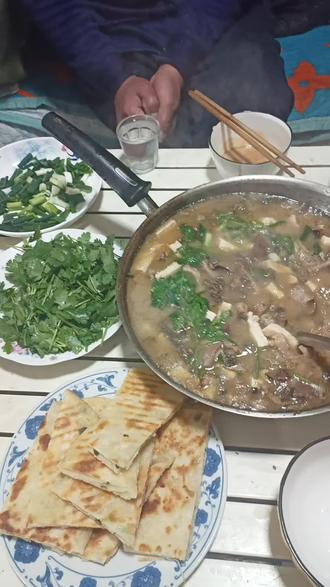 降温天喝上一碗羊汤,从头暖到脚,幸福感直接拉满!关键做法超级简单,新手也能一次成功,感觉码住~#羊杂汤 #家常菜 #降温神器 #在家做美食