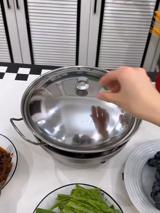 在家吃饭,吃到一半菜就凉了,就入手了这个酒精炉,无需插电,放入一块酒精点燃就能使用,火候大小可自行调节,边吃边加热,吃到最后菜都还热乎,而且它体积小巧不占地方,收纳起来也方便,居家使用特别省心。#厨房好物 #强烈推荐 #美食 #每日分享 #好物推荐🔥