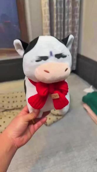 #草地牛玩偶 #毛绒玩具 #可爱牛 #哞哞公仔 #娃娃抽象表情包生日礼物@DOU+小助手 @DOU+好生意 家人们!谁懂啊!这款草地牛玩偶也太会戳少女心了吧!软乎乎的毛绒摸着像云朵,奶fufu的配色裹着青草绿,摆着就是会“哞哞”卖萌的小乖乖~抽象表情包同款表情超灵动,不管是放床头当陪伴,还是送女生当生日礼物都超可!颜值手感双在线,错过真的会后悔,赶紧冲!