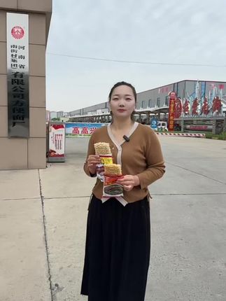 捏一捏 晃一晃 酥酥脆脆 麻辣鲜香,老北京干脆面很多8090后都吃过吧,焦香酥脆还是童年那个味!#老北京方便面 #好吃到停不下来 #南德方便面 #妈呀太香了 #童年记忆小零食