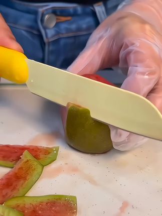 谁懂这一口的含金量😭!爆甜多汁的红心❤️猕猴桃!颜值超高!甜度满分,像咖喱一样的口感真的惊艳到我了!真的巨巨巨好吃!!完全颠覆了猕猴桃在我心中的印象!!!家人们赶紧冲!!#猕猴桃 #红心猕猴桃 #奇异果 #新鲜应季水果 #大人孩子都爱吃