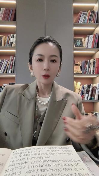 你的血液里,流淌着祖先的记忆。当生活中有些负面情绪来临的时候,可能不是你的错,而是你需要清理的家族业力。
面对2026年强烈的星象对冲,全球能量严重失衡的今天,阿南德在最新预言中给出了四个快速修补能量和福报的方法。
第一个维度,物理层面的能量对齐,吃进去的是福还是祸 ,如果你的身体里充满负面的杂质,就很难和高频的能量共振。负面的信息会加重你的暴躁焦虑。推荐萨缇瓦饮食,素食会让你的振动频率和地球保持一致,处于保护区内。#阿南德预言 #提升能量 #福报