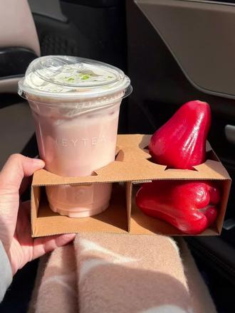 我想吃黑金刚莲雾,但很贵不舍得买
我自己听完了之后直接点了
喜茶奇兰芭乐莲雾今天还是买一送一
正好一杯送给老自,一杯送给老己
爱你老己,明天见
#喜茶#喜茶新品 #喜茶芭乐新品 #喜茶奇兰芭乐莲雾 #爱你老己