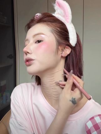 能画到后脑勺的卧蚕笔,阴影提亮一笔成型,妈生卧蚕这不就来了吗!#卧蚕#卧蚕笔#眼妆#新手化妆工具