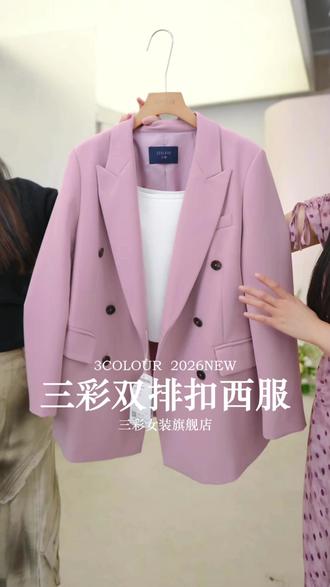 两排扣子,一列系给世界,一列留给自己-CC 双排扣从不逼你全部系上。左边那排是职场的秩序,右边那排是你自己的呼吸。系两颗,是得体;系三颗,是认真;全部敞开,是今天想轻松一点。扣子不会说话,但你把手指搭上去的那一刻,你就已经做了选择