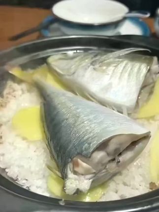 土豪巴浪鱼,盐焗肥到流油,粗盐蒸油脂丰富,吃过流连忘返回味无穷,#巴浪鱼 #巴浪鱼饭 #土豪巴浪鱼 #盐蒸巴浪鱼 #粗盐蒸巴浪鱼