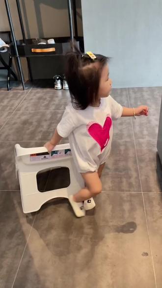 会走路的宝宝就可以安排踩脚凳啦,这种小楼梯的优点是承重强又牢固,两边带有扶手非常适合帮助娃洗漱上下床,长大了还能拆卸为两层 真的太实用啦,这个价抓紧入手嘎嘎香 #宝妈分享 #踩脚凳儿童 #洗漱凳 #培养孩子好习惯 #儿童楼梯凳