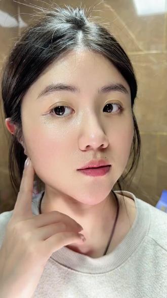 洗卸养三合一,敏皮本命卸妆! 敏干皮秋冬卸妆怕烂脸😭这款ks柚子卸妆乳真的稳!啫喱质地像柚子果冻🍊,干手干脸打圈就溶妆,不用乳化,清水一冲就干净,无油膜不假滑,洗完脸软软润润💧。含柚子 + 人参芍药想精华,洗卸养三合一,泛红期用也超温和,敏皮闭眼冲~
#护肤打卡 #卸妆推荐 #平价护肤 #ks经典版柚子卸妆乳 #学生党平价