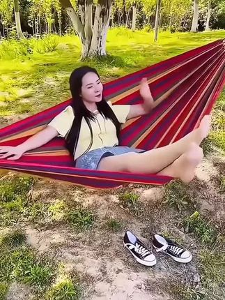 这个吊床也太好玩了吧,在户外找两棵树就能玩,承重力非常好,躺上去很舒服,就像躺在云朵里一样,它还是可折叠的设计,出门携带很方便。平时喜欢出去玩的朋友一定要带上它,不管是孩子还是大人都能玩,躺在上面看一会书,别提有多惬意了,赶紧点击链接购买吧!