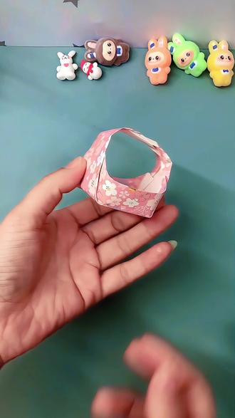 今天教大家制作很简单的小花蓝,小朋友都喜欢的小手工#亲子手工 #手工diy #幼儿园手工 #折纸 #儿童手工