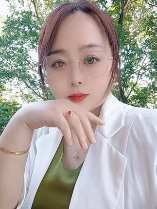 如果生活不宠你，一定要自己善待自己，这一路的风雨兼程，就是为了遇见更好的自己。跌跌撞撞才是人生，坎坷磨难才是生活，每个人都不容易，谁不是为了生活撑了一年又一年，无论你在经历什么，都将会过去，请收拾好心情继续前行
