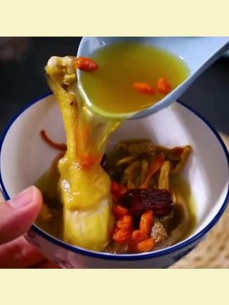 秋天来了,一定要给家里人安排这道菌菇汤,可以煲鸡汤,煲排骨,鸽子汤,猪肚汤……做法简单,汤鲜味美,营养又好喝#菌菇汤料包