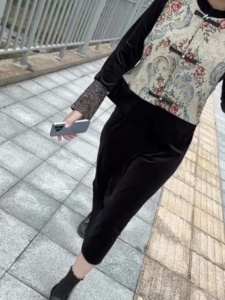 姐妹们,这套新中式也太惊艳了!刺绣盘扣马甲搭配金丝绒连衣裙,三件套设计满满中国风,上身优雅又大气,日常或重要场合穿都超合适,喜欢国风的姐妹别错过!