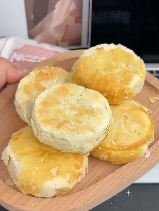 老师傅手工制作的#黄庄月饼 真的好好吃啊,皮薄馅多一口下去香到掉渣,不愧为老牌月饼#vlog日常 #美食 #传统糕点 #这也太好吃了