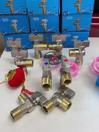 角阀一定要选这种黄铜的真材实料,耐腐蚀、防生锈,经久耐用,不仅美观,还节省空间。阀芯采用球形结构,可随意调节水压大小,满足不同用水需求。红蓝标示,冷热分明,让人一目了然#球阀开关 #球阀厂家 #水管开关阀门