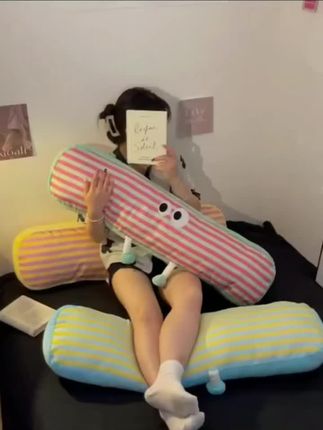 晚上睡觉喜欢搂着抱着夹着的姐妹们快看过来,这个长条抱枕简直太舒服了!它是毛绒的面料,摸起来软乎乎的,可以用来夹腿,还能当靠背,而且还是可拆洗的设计,真的超贴心!#枕头 #爱了爱了 #少女心爆棚 #创作灵感