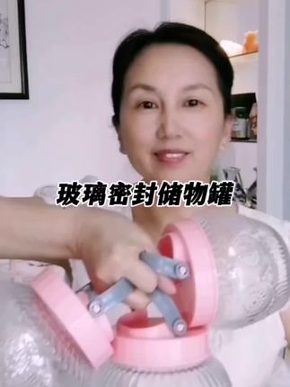 玻璃密封储物罐三件套,罐身是加厚的玻璃材质,上面有立体的浮雕花纹,凹凸有致,装泡菜花生,瓜子,五谷杂粮,干果都很好。#生活服务热点中心 #日用百货 #玻璃 #储物罐 #密封罐
