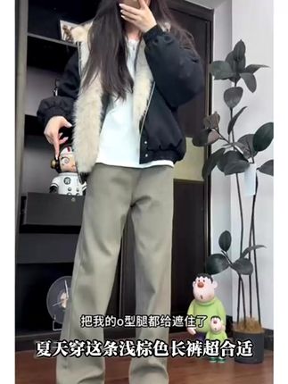 夏天穿这条浅棕色长裤超合适,美式复古风,满满的工装感,低腰中低腰设计,搭配拉链元素,水洗微喇裤型,潮流感十足,是男士夏日出街的好选择