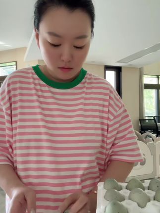 爸爸早上买的鳝鱼掉菜场了又要挨骂了!哈哈哈!这个皮蛋买了几回都蛮好!