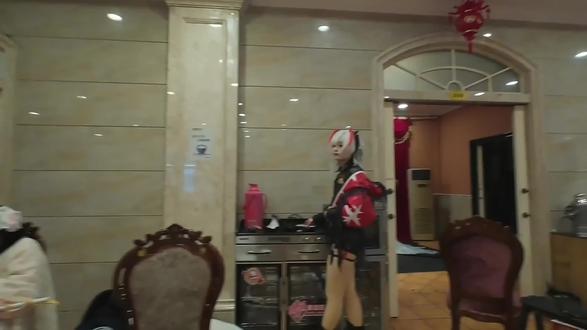 春节不宅家|三角洲行动麦晓雯COS拍摄教程 酒店黄光太黄太乱?这次用CTO橙色色片降色温,让闪光灯匹配环境暖调,肤色通透不发灰,画面统一有质感。布光用三盏闪光灯:主灯加CTO打亮面部,辅灯柔化阴影,背景灯勾勒轮廓层次,氛围感直接拉满。镜头搭配RF28-70 F2.8,拍摄参数:光圈F2.8,快门1/200s,ISO100,白平衡3500K,焦段50mm左右构图最稳,既能拍清细节又能保留环境氛围。每一张都像从游戏里走出来的麦晓雯,战术感与电影感双在线。喜欢COS与摄影的小伙伴,这个灯光与参数思路可以直接抄作业,低成本拍出高级感大片!#春节没有宅家的义务 #三角洲行动 #麦晓雯 #COS拍摄教程 #人像摄影参数