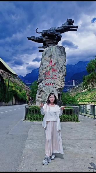 踏入虎跳峡,就像翻开一部雄浑的自然史诗,每一页都写满震撼。
脚下,金沙江奔腾咆哮,似一条挣脱束缚的巨龙,以排山倒海之势,在峡谷间横冲直撞 。江水与礁石激烈碰撞,迸溅起的白色浪花,是它激昂情绪的宣泄,声声巨响,如雷贯耳,仿佛在诉说着千百年的岁月沧桑。
抬头仰望,玉龙雪山与哈巴雪山并肩耸立,终年不化的积雪在阳光照耀下闪耀着圣洁的光芒。这两座巨人般的雪山,如同忠诚的卫士,默默守护着虎跳峡的狂野与壮丽。峡谷两侧,陡峭的岩壁上,岁月的痕迹清晰可见,那是大自然用风雨镌刻下的独特纹理,见证着无数个日夜的变迁。
徒步在虎跳峡的高路,每一步都是与自然的深度对话。呼吸间,是清新的空气,混合着泥土与青草的芬芳;眼前,是变幻无穷的风景,时而峰回路转,时而柳暗花明。当站在虎跳石旁,感受着脚下大地的微微震颤,你会深刻领悟到,在大自然的磅礴力量面前,人类是如此渺小,却又如此幸运,能亲眼目睹这般震撼人心的奇景 。
虎跳峡,不只是一处风景,更是一种力量,一种能让心灵为之震撼、为之沉醉的力量 。