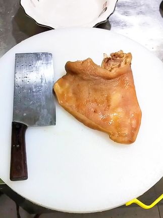 朋友们,你们那猪耳怎么吃?#我的厨房沸腾水煮鱼#我的厨房特色花椒鸡#泰安市泰山区我的厨房#泰安市泰山区苏品蛋糕店#泰安美食