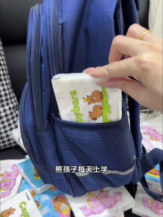 快开学了!赶紧提前给孩子准备这个卡皮巴拉包装的纸巾,孩子喜欢的不得了!原生木浆4层加厚的纸质,柔软亲肤孩子用着放心~#手帕纸
